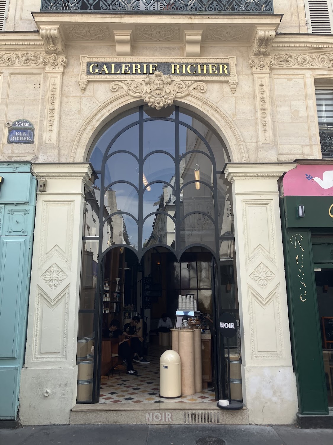 Noir – Rue Richer